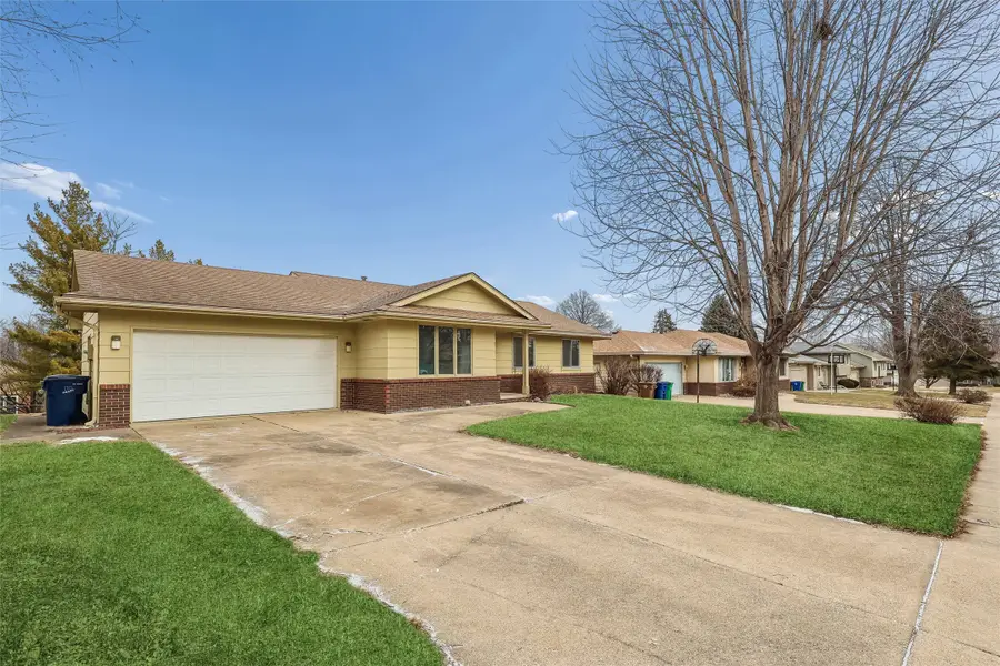 9601 Dennis Drive, Urbandale, IA 50322 - Image #2