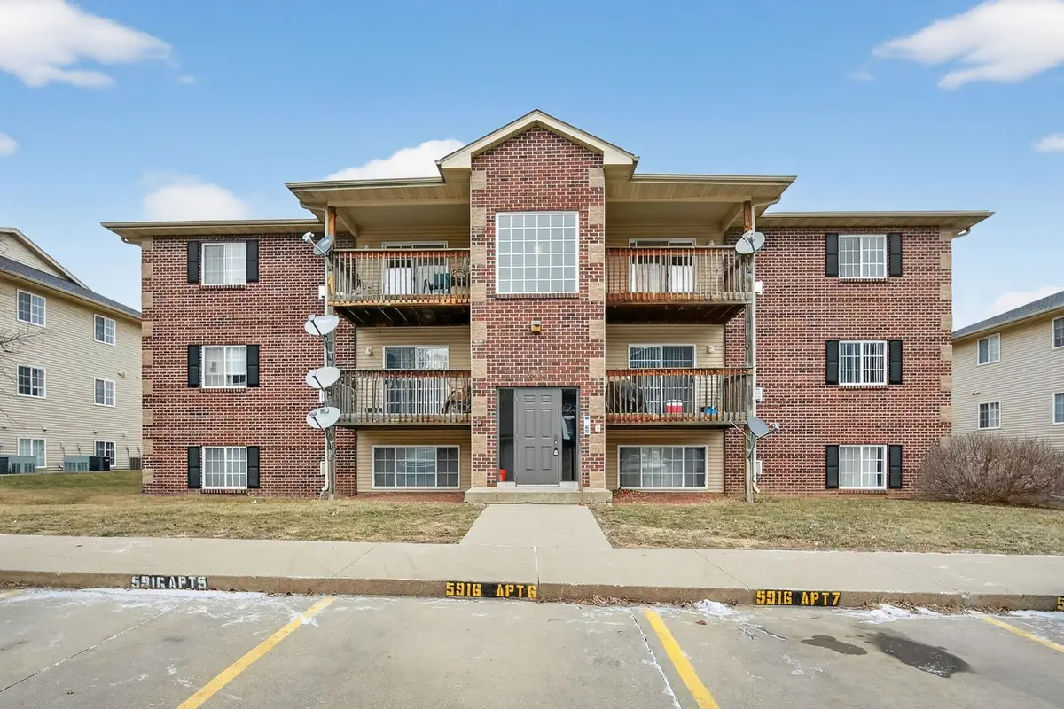 5916 Sutton Place #3, Urbandale, IA 50322 - Image #1