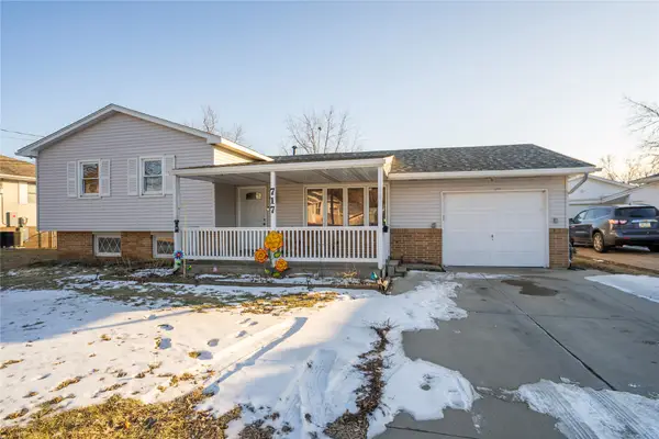 717 S 5th Avenue E, Newton, IA 50208