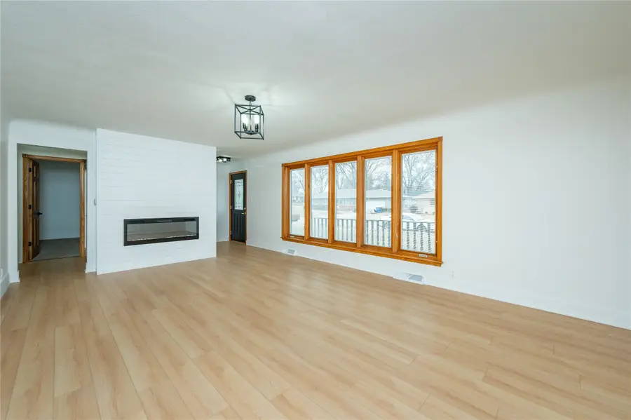 3900 Crestwood Road, Des Moines, IA 50310 - Image #3