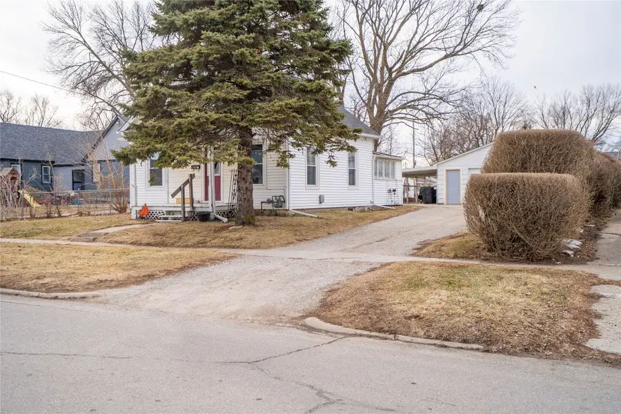 309 E 10th Street S, Newton, IA 50208 - #3