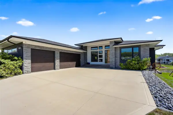 1106 S 100th Street, West Des Moines, IA 50266