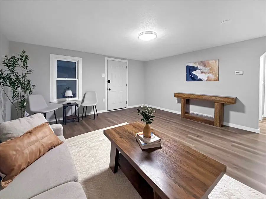 2520 E 38th Street, Des Moines, IA 50317 - #3