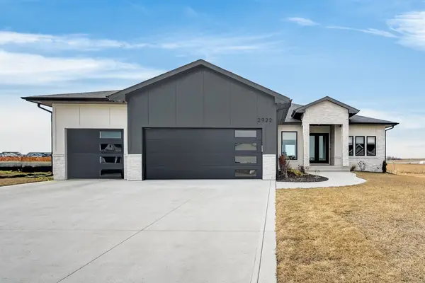 2922 NW Beechwood Drive, Grimes, IA 50111