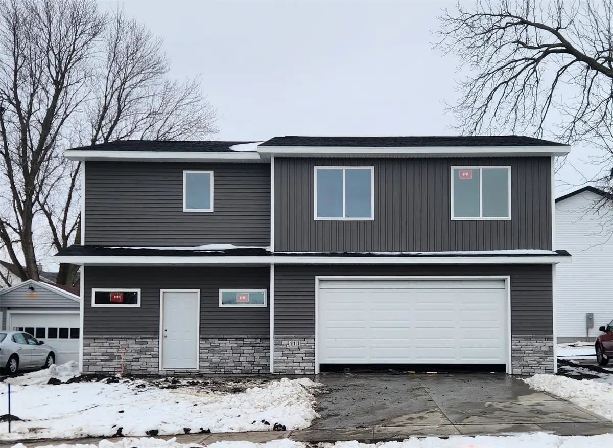 411 N 3rd Avenue E, Newton, IA 50208 - #1