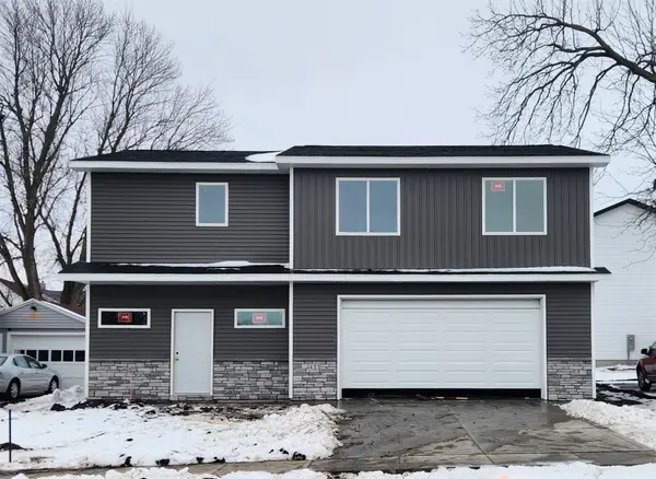 411 N 3rd Avenue E, Newton, IA 50208