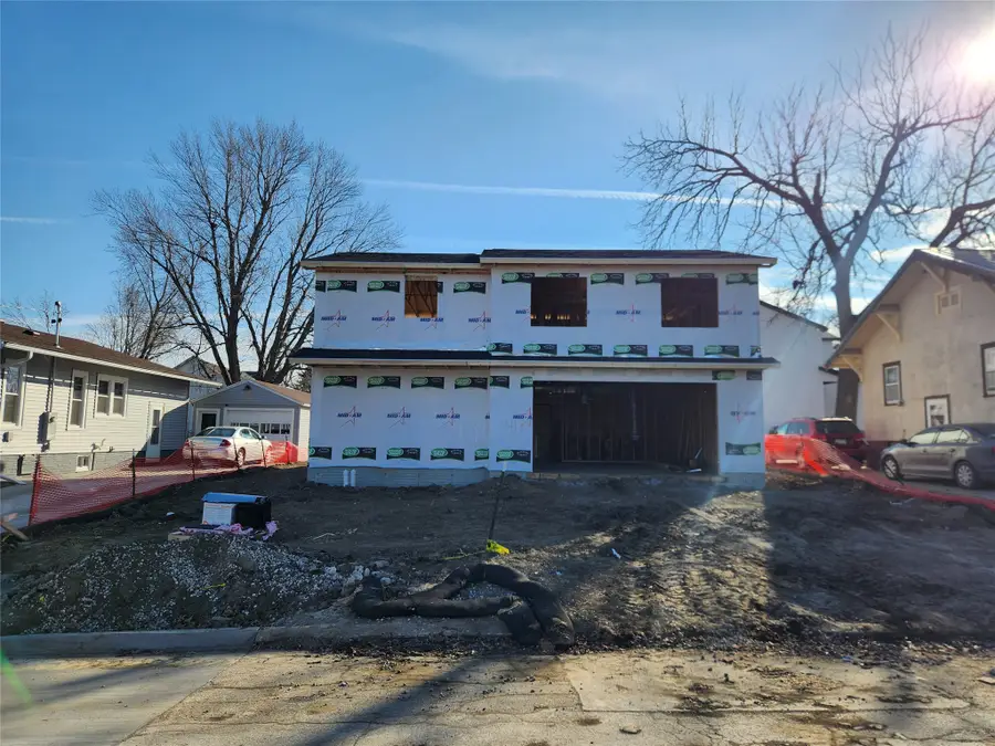 411 N 3rd Avenue E, Newton, IA 50208 - #2