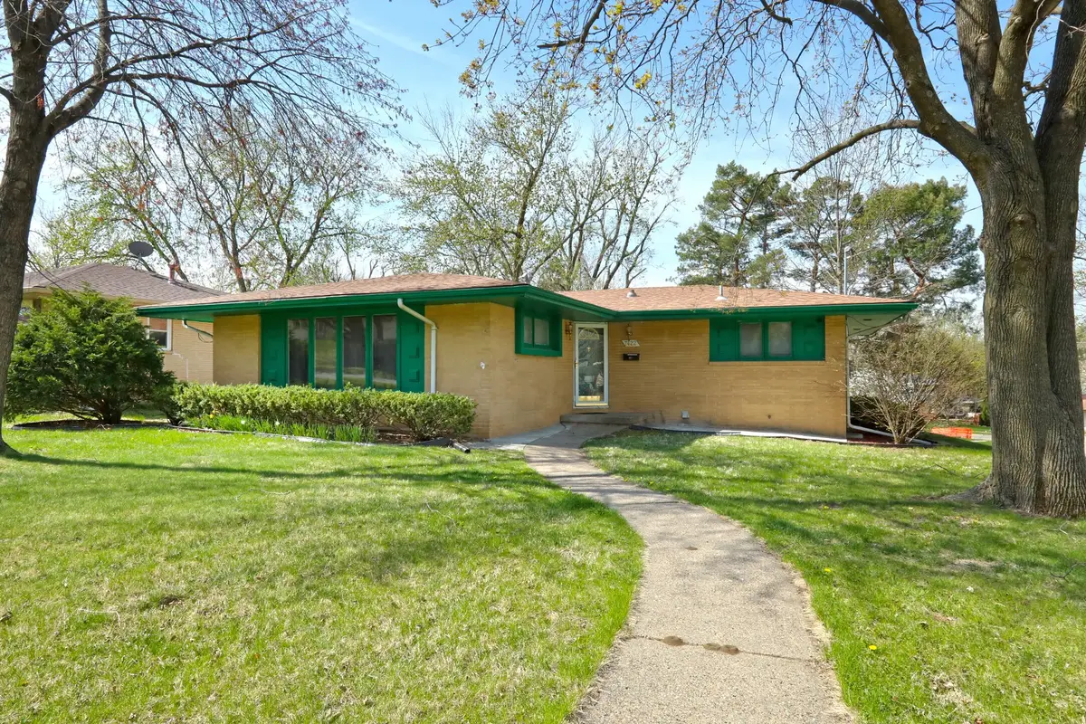 7422 Oak Brook Drive, Urbandale, IA 50322 - #1