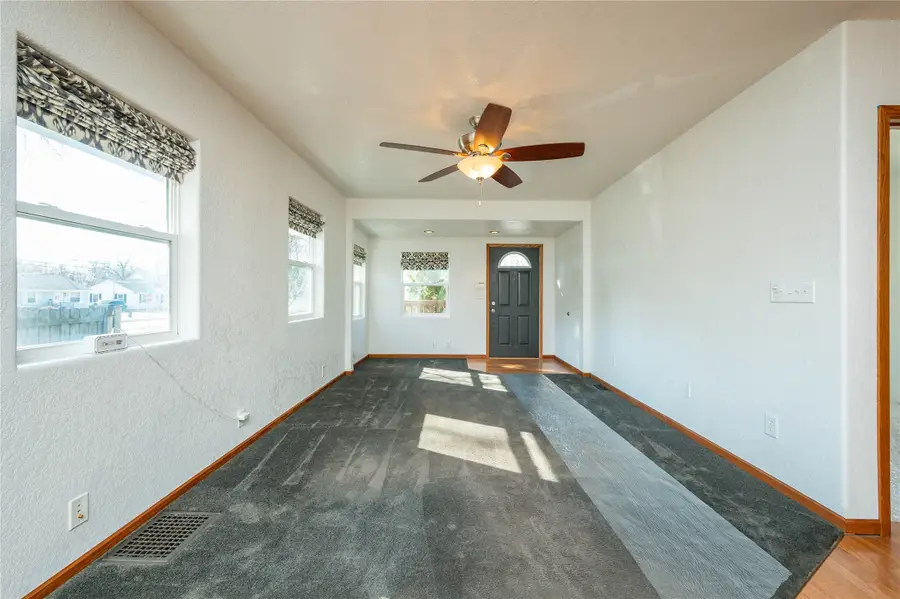 807 E 23rd Court, Des Moines, IA 50317 - #2