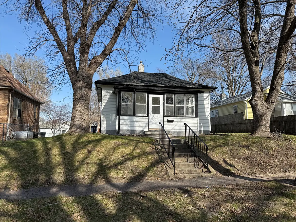 3911 8th Street, Des Moines, IA 50313 - #1