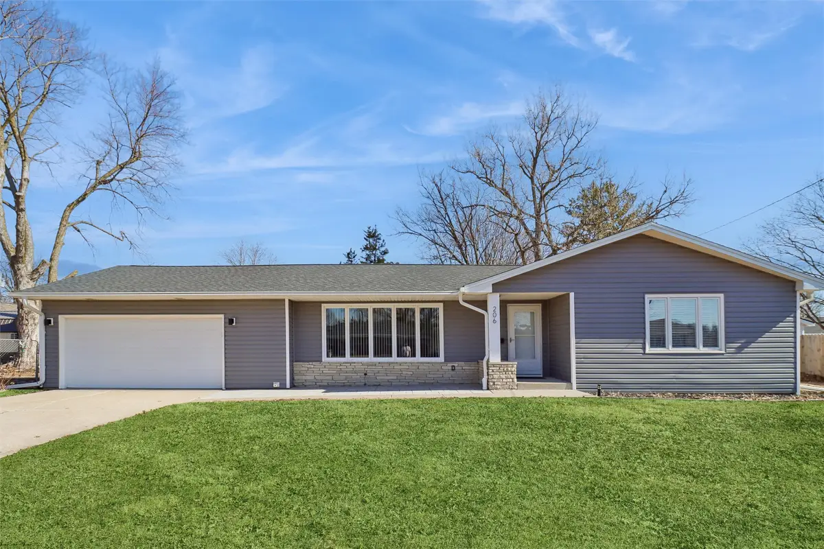 206 E 28th Street S, Newton, IA 50208 - #1