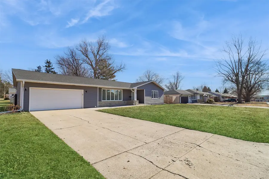 206 E 28th Street S, Newton, IA 50208 - #2
