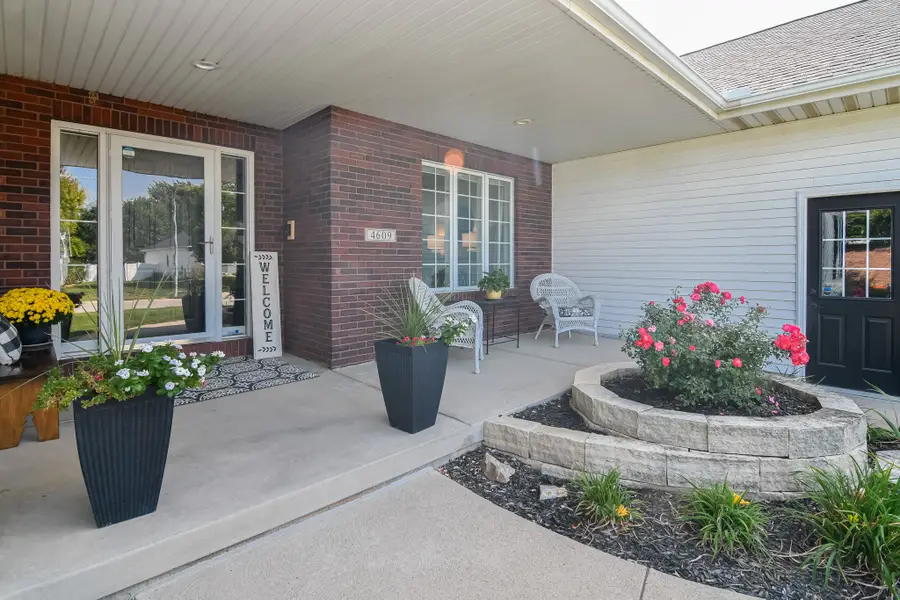 4609 Ashwood Drive, Urbandale, IA 50322 - #3