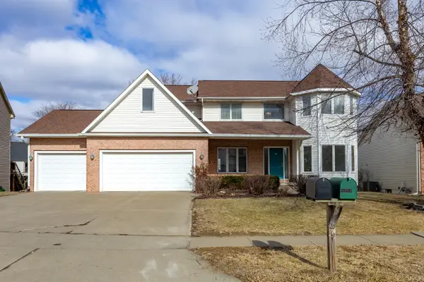13931 Oak Brook Drive, Urbandale, IA 50323