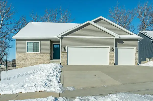 1313 Rolling Hills Drive, Norwalk, IA 50211