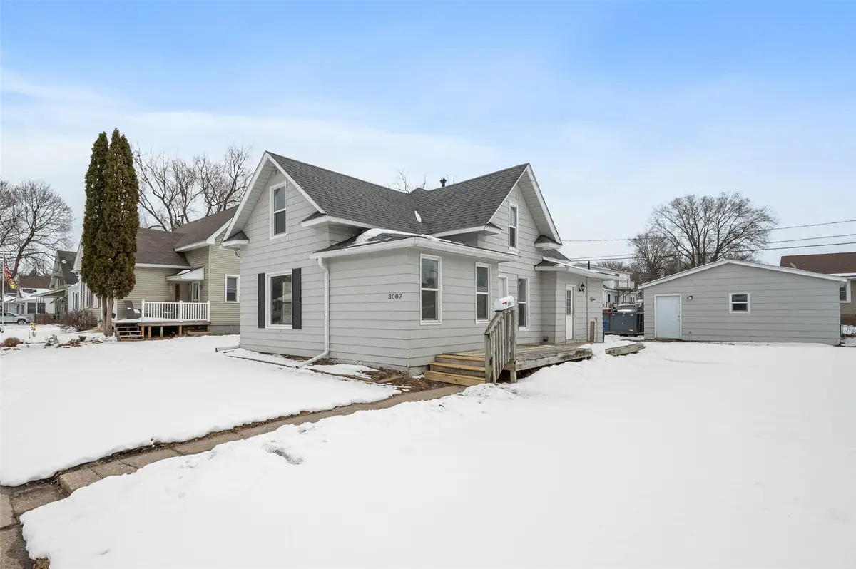 3007 E 8th Street, Des Moines, IA 50316 - #1
