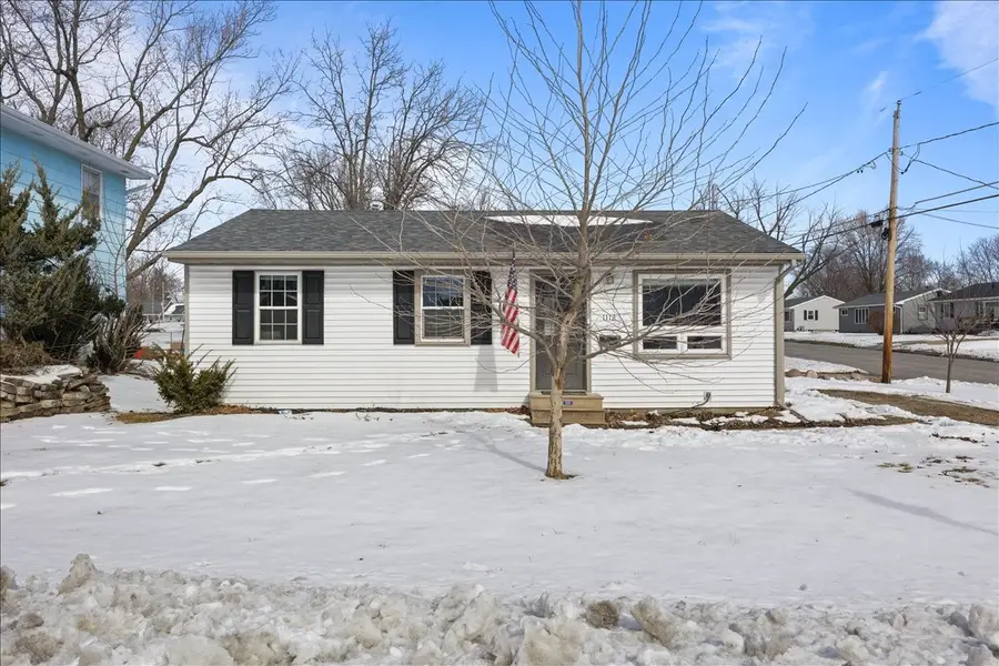 1112 N 8th Avenue E, Newton, IA 50208 - #2