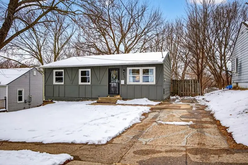 2804 Cambridge Street, Des Moines, IA 50313 - #1