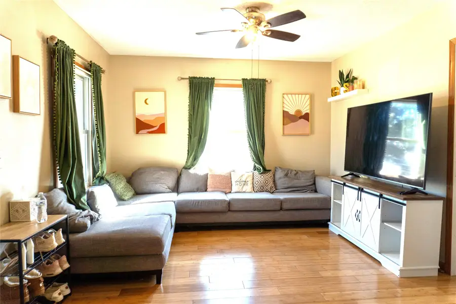 824 E 22nd Court, Des Moines, IA 50317 - #3