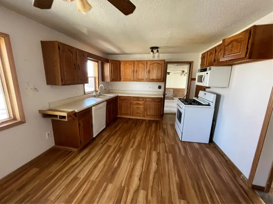 711 E 11th Street N, Newton, IA 50208 - #3