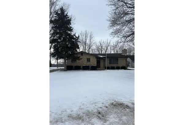5303 E Oakwood Drive, Pleasant Hill, IA 50327