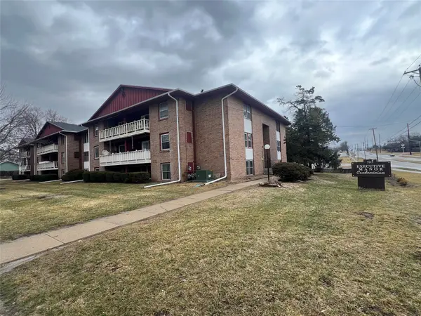 7815 Douglas Avenue #101, Urbandale, IA 50322