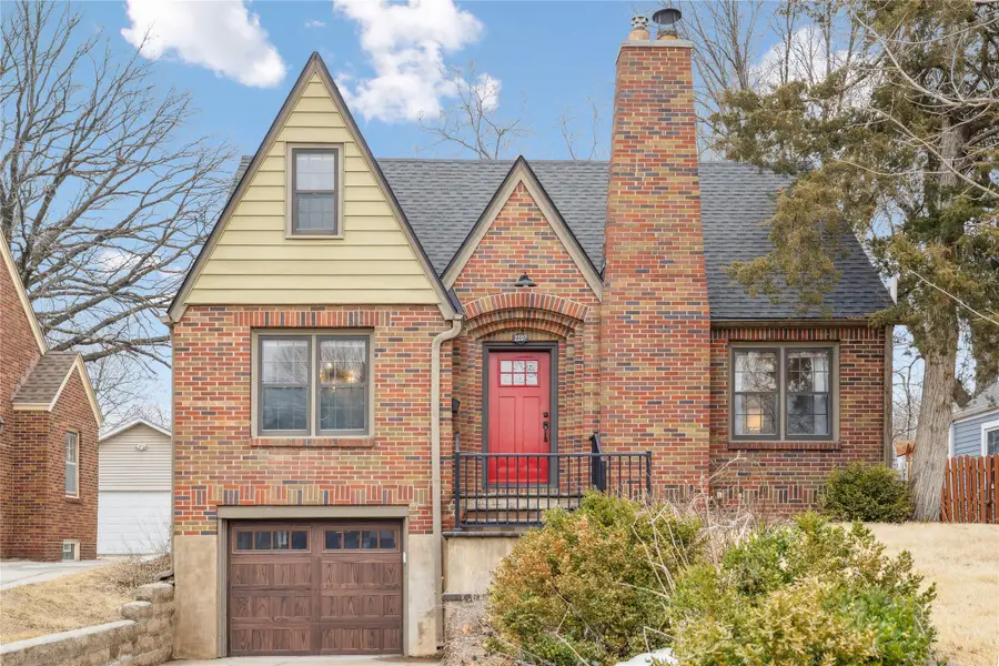 2207 39th Street, Des Moines, IA 50310 - #2