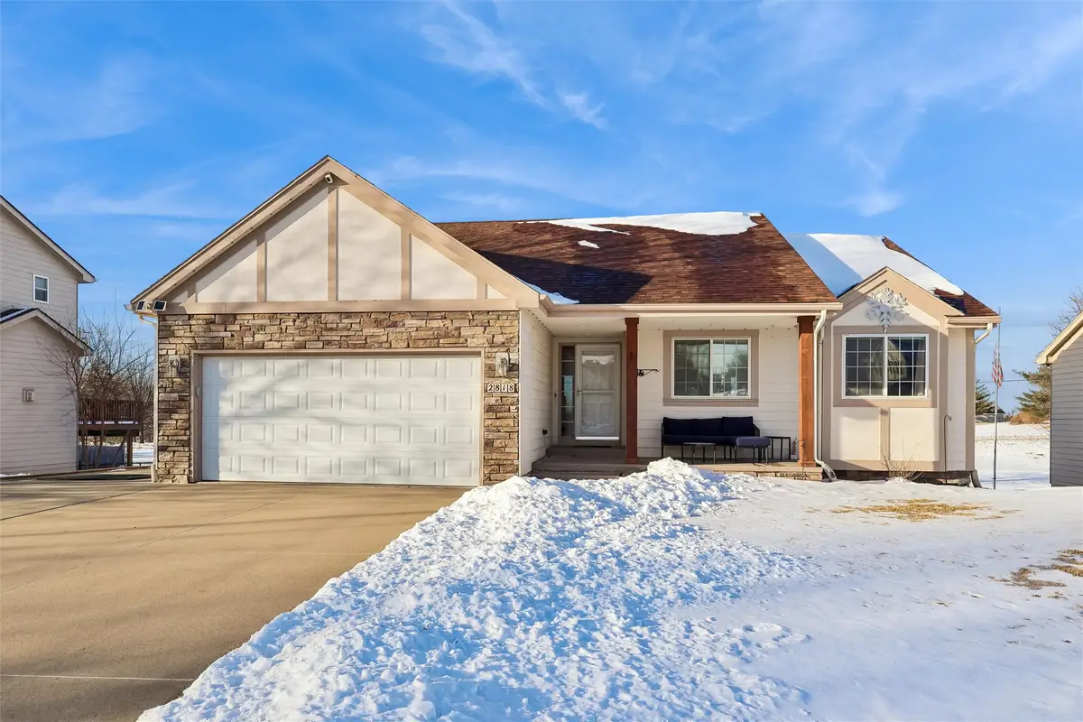 2818 E Kenyon Avenue, Des Moines, IA 50320 - #1