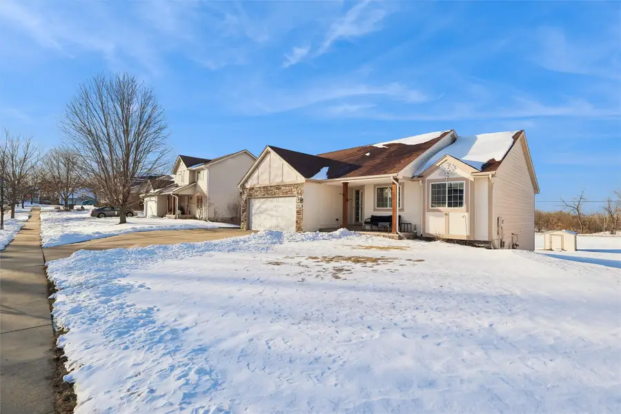 2818 E Kenyon Avenue, Des Moines, IA 50320 - #2