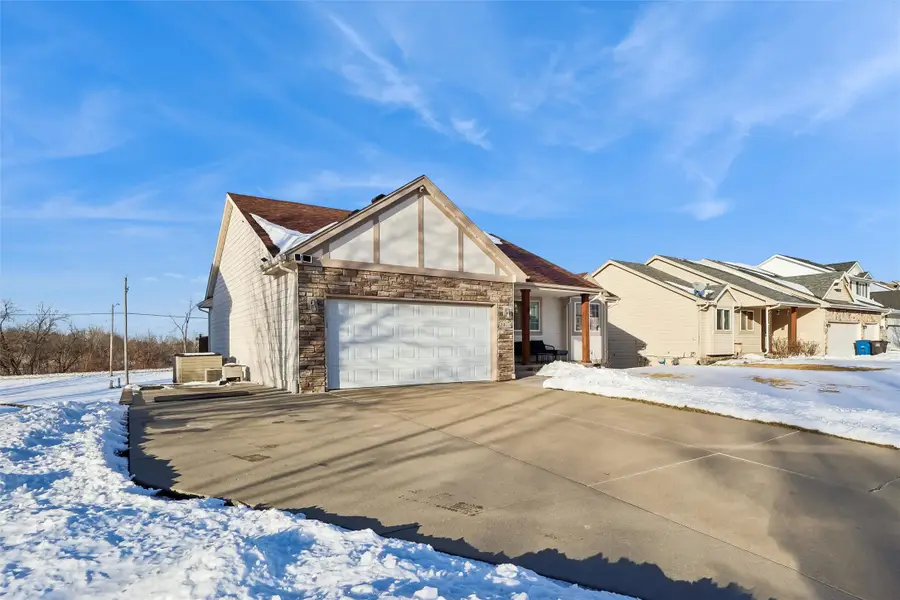 2818 E Kenyon Avenue, Des Moines, IA 50320 - #3