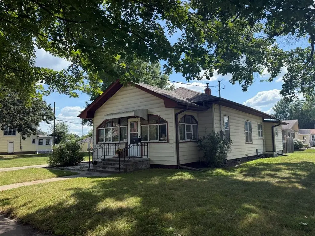 1002 8th Avenue E, Oskaloosa, IA 52577 - #1