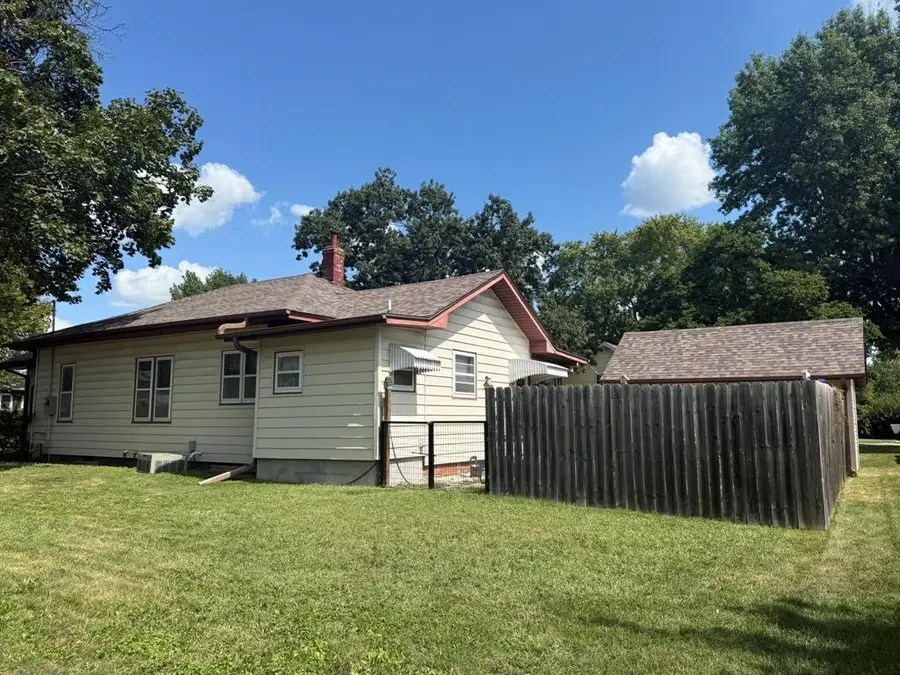 1002 8th Avenue E, Oskaloosa, IA 52577 - #3