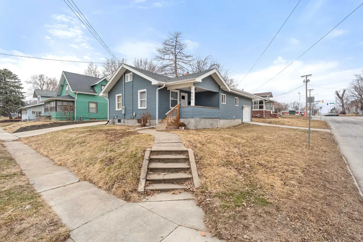 800 S 2nd Avenue W, Newton, IA 50208 - #1
