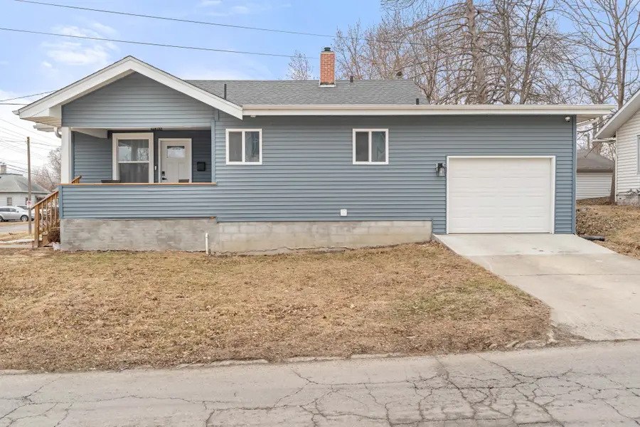 800 S 2nd Avenue W, Newton, IA 50208 - #3