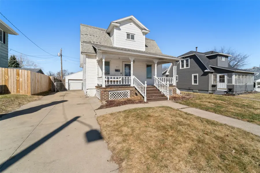 810 N 7th Avenue W, Newton, IA 50208 - #3