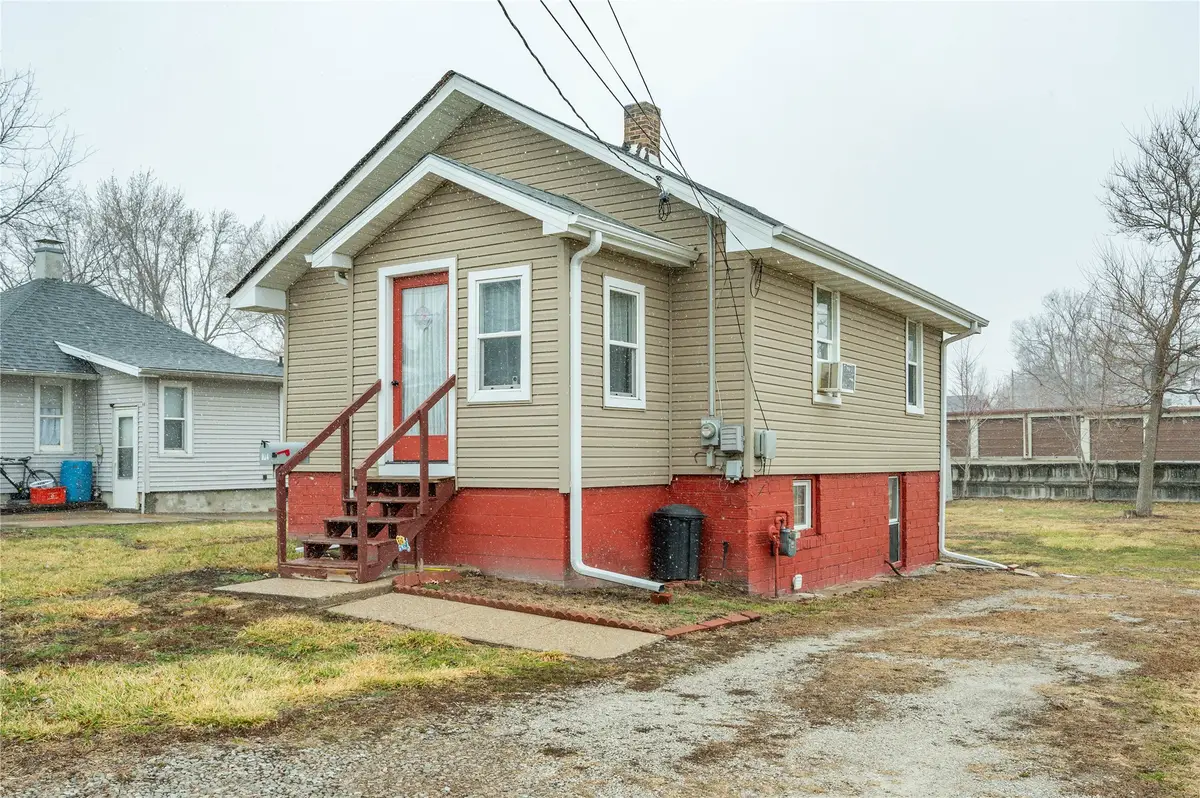 814 N 2nd Avenue E, Newton, IA 50208 - #1