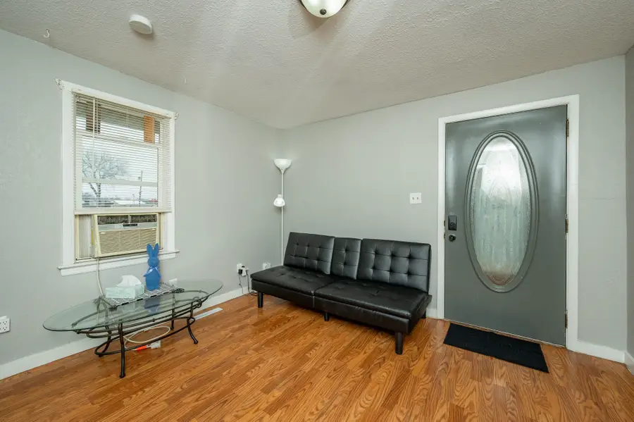 814 N 2nd Avenue E, Newton, IA 50208 - #3