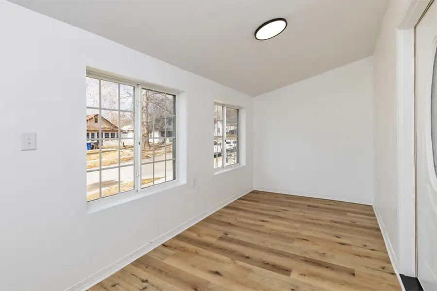 2915 4th Street, Des Moines, IA 50313 - #2