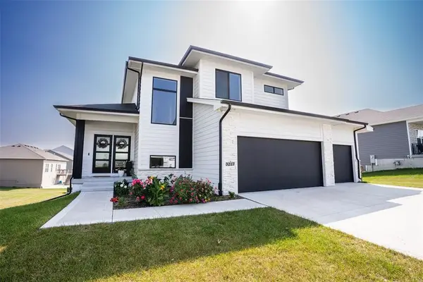 3217 Lakeview Drive Se, Altoona, IA 50009