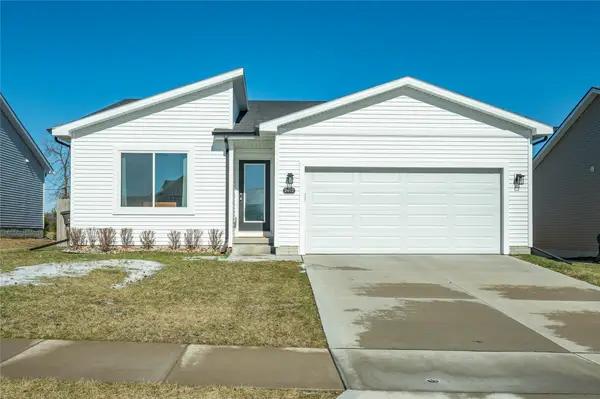 2412 Whispering Ridge Drive, Des Moines, IA 50320
