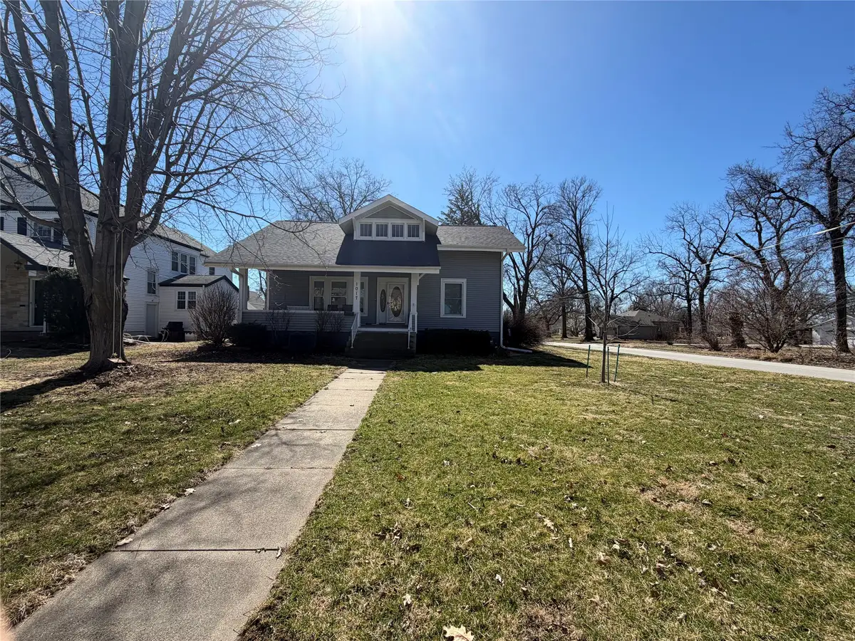 1017 S 6th Avenue W, Newton, IA 50208 - #1