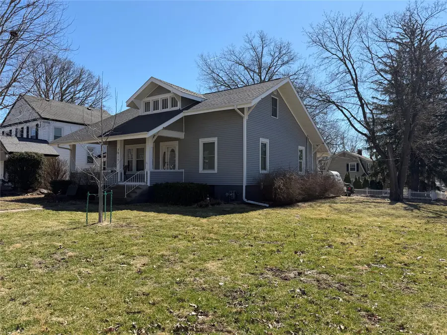 1017 S 6th Avenue W, Newton, IA 50208 - #2