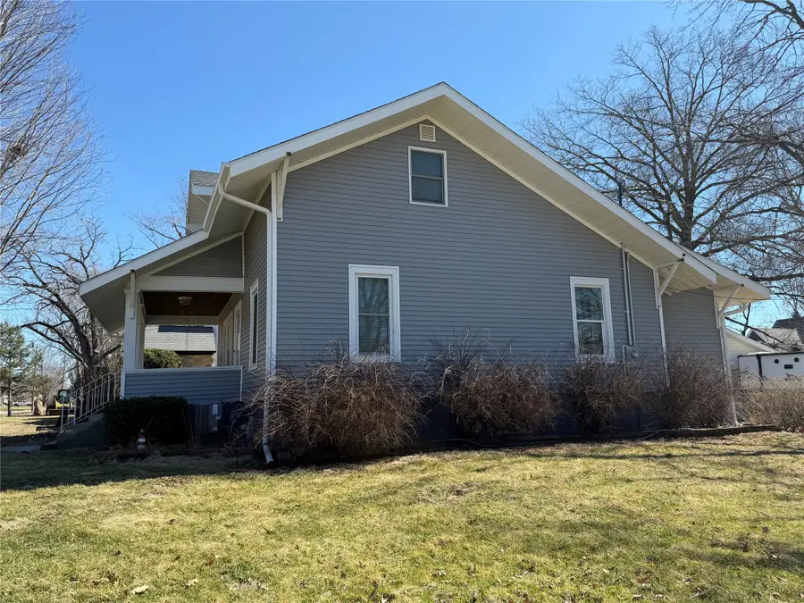 1017 S 6th Avenue W, Newton, IA 50208 - #3