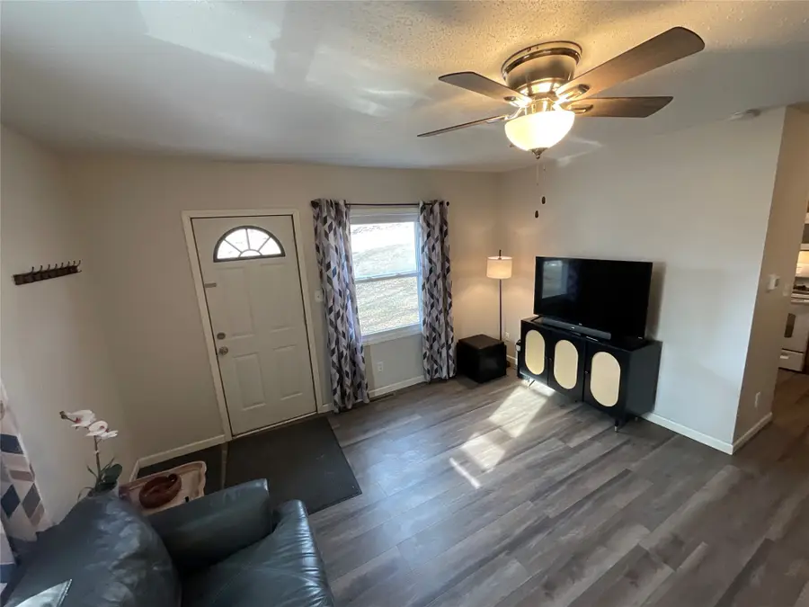 307 N 9th Avenue W, Newton, IA 50208 - #3