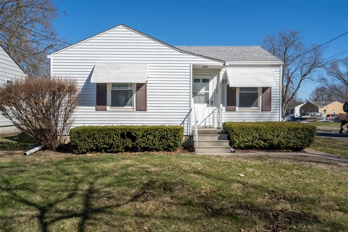 5701 Holcomb Avenue, Des Moines, IA 50310 - #1