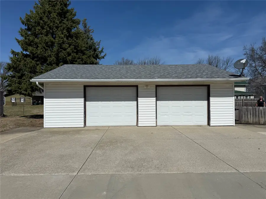 834 S 7th Avenue, Winterset, IA 50273 - #3