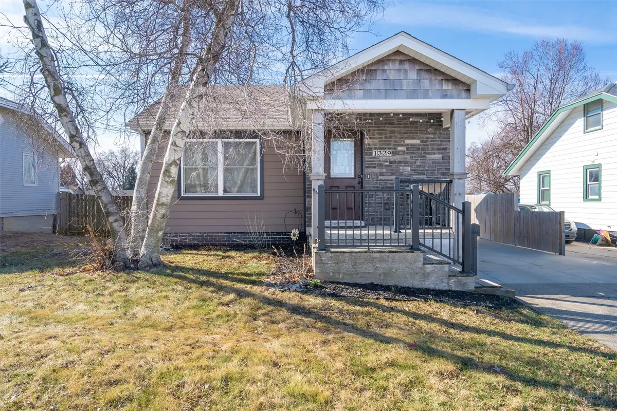 1329 N 4th Avenue E, Newton, IA 50208 - #1