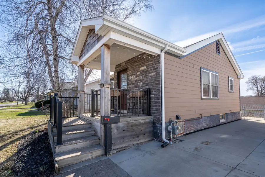 1329 N 4th Avenue E, Newton, IA 50208 - #2