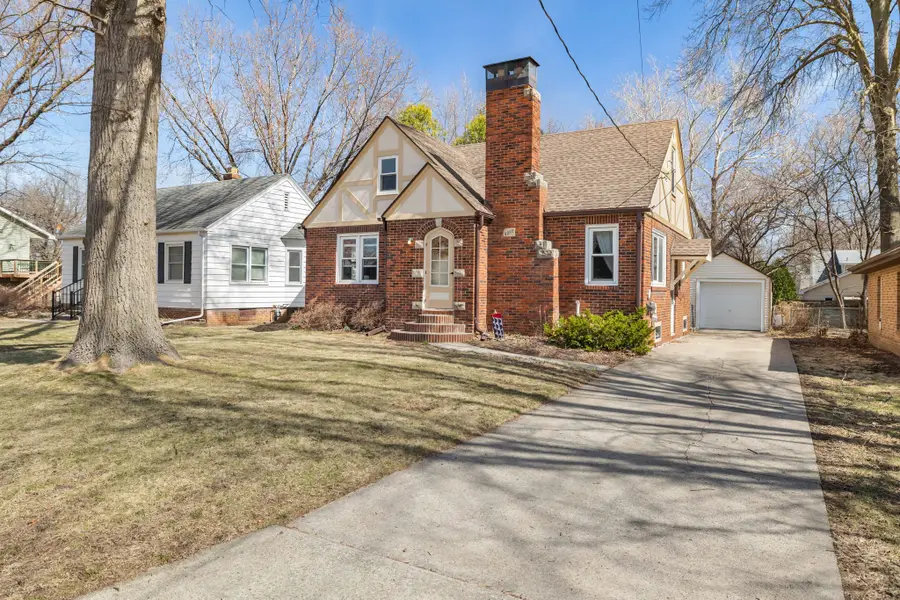 2207 35th Street, Des Moines, IA 50310 - #2