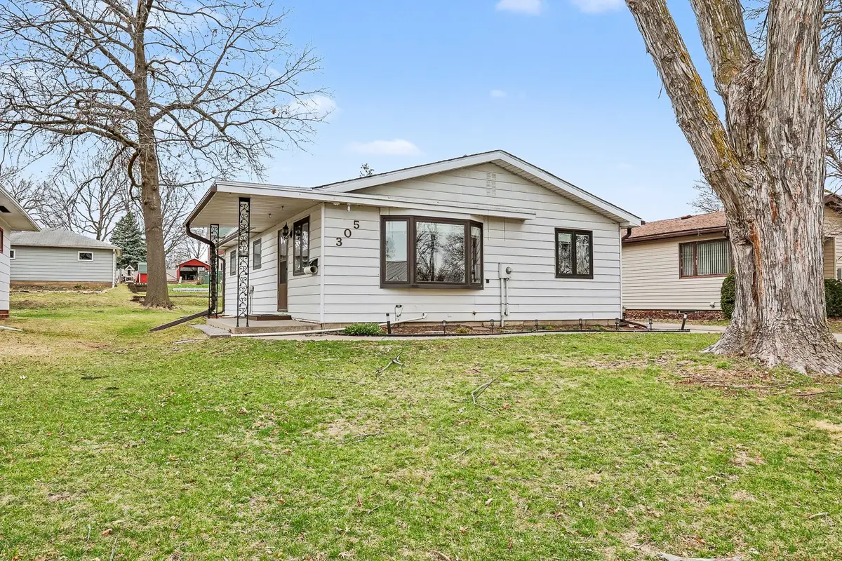 305 E 2nd Street, Pella, IA 50219 - #1